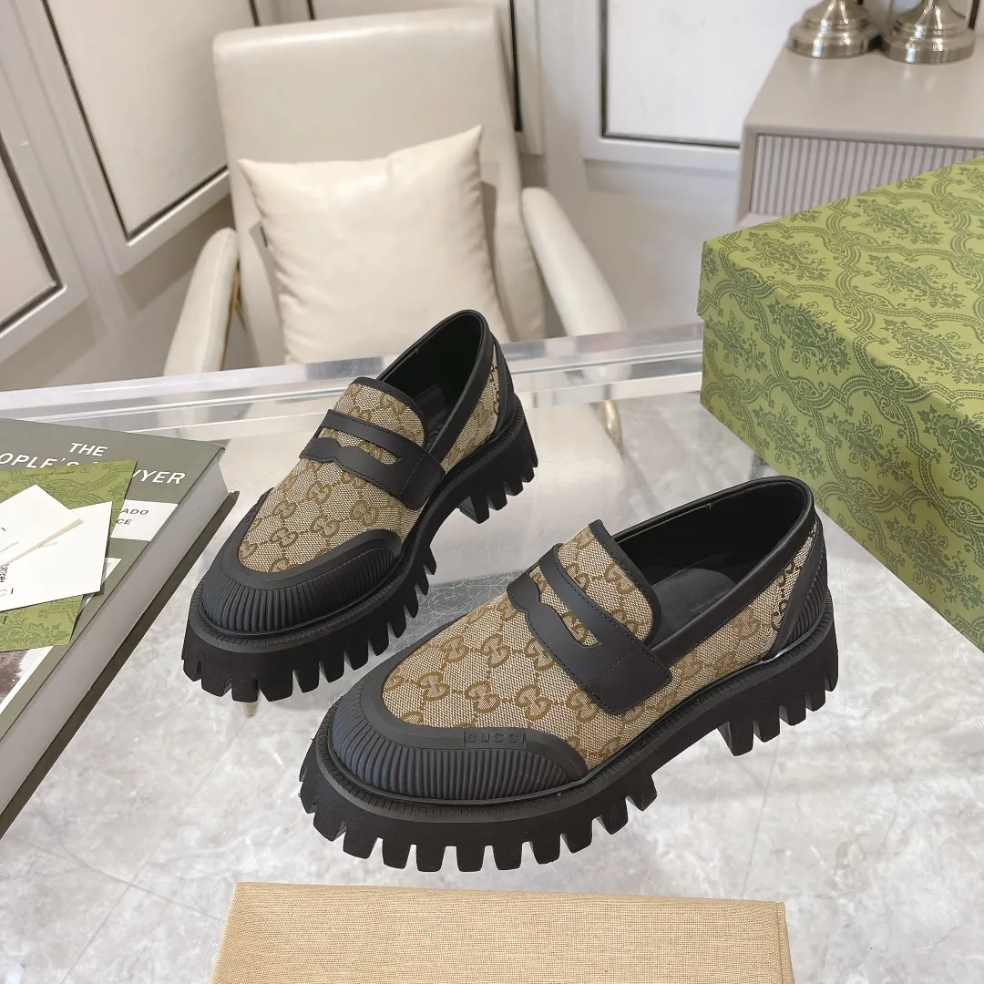 👟👟Ex-factory price 480👟👟 Men's size +10 Gucci's new spring and autumn loafers cleverly use unique design elements to inject fresh vitality into the collection design. Crafted from camel and ebony GG canvas, these stylish unisex loafers feature a new interpretation of the brand's classic monogram pattern for the new season. Camel and ebony GG canvas/imported silk cowhide surface, imported silk cowhide lining Size: Female: 35-42# Male: 39-46#